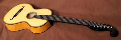 6-strunová replika gitary Johann Georg Stauffer s vrchnou doskou zo smreku, telom z fládrovaného javora a ebonizovanou hlavou v tvare slimáka